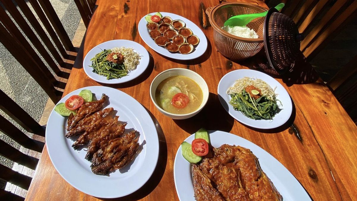 Warung Makan MaHeRa: Santap Nikmat di Pinggir Pantai Cilacap
