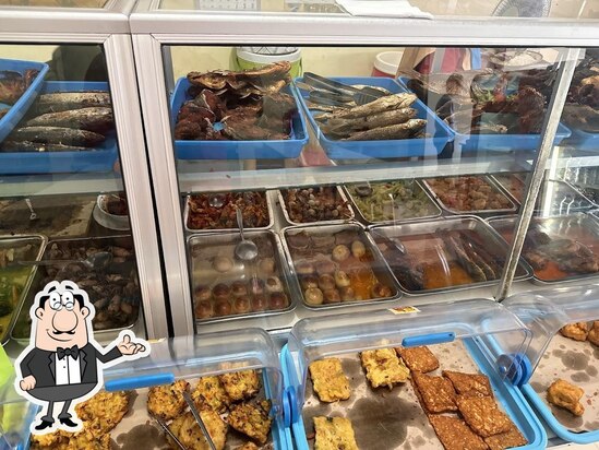 Makan Siang di Warung MaHeRa: Kenikmatan Sederhana yang Menggugah Hati